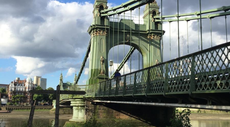 Cycling on the Thames Path