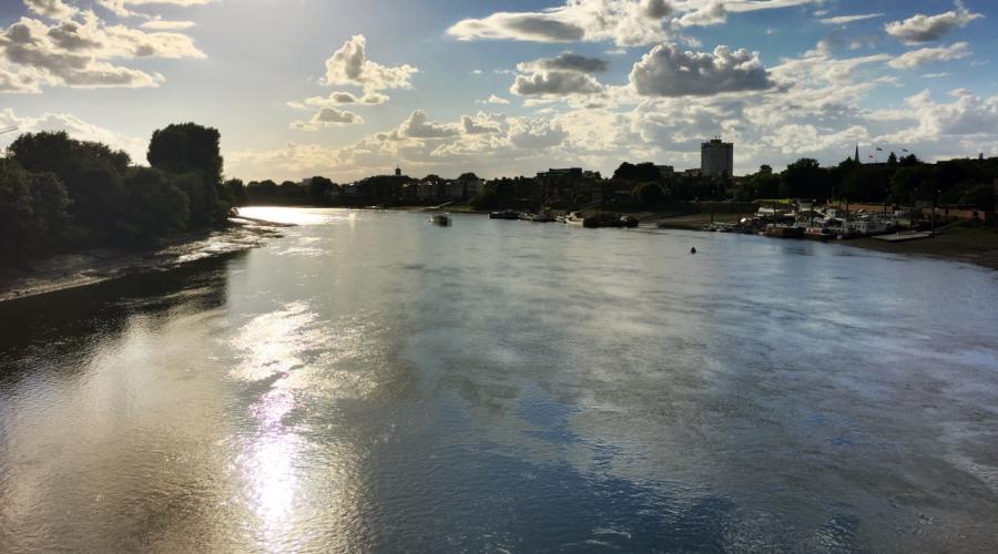 Cycling on the Thames Path