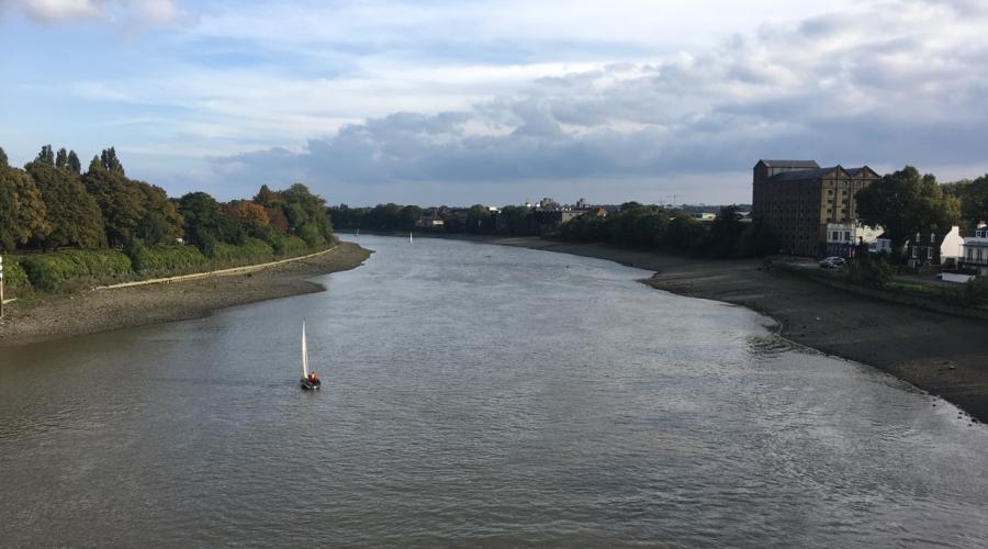 Cycling on the Thames Path