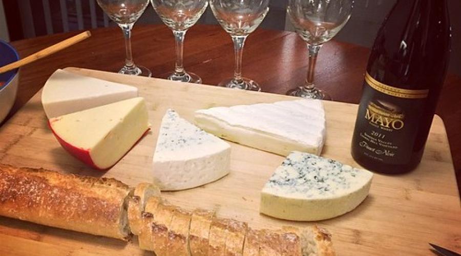 "Saying goodbye to 2014 with #cheese! #wine #bread #gorgonzola #caveagedblue #brie #fontina #goatgouda #mayowinery" by marko8904 is licensed with CC BY 2.0. To view a copy of this license, visit https://creativecommons.org/licenses/by/2.0/