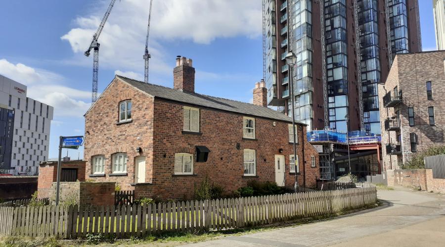 Cottage on the Ashton Canal