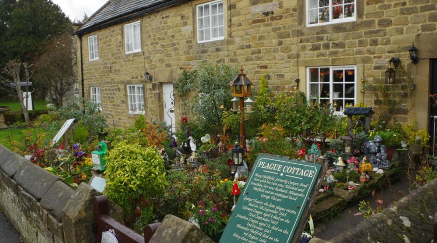 Plague Cottages Eyam (C) Stephen McKay Geograph CC2.0