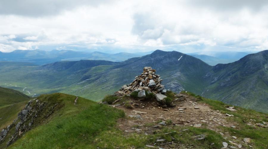 Summit cairn, Aonach air Chrith